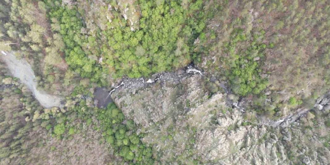 Ormanın içinde gizli kalmış cennet! Bu şelale göreni mest ediyor: Turistler akın etmeden burayı görün! 7